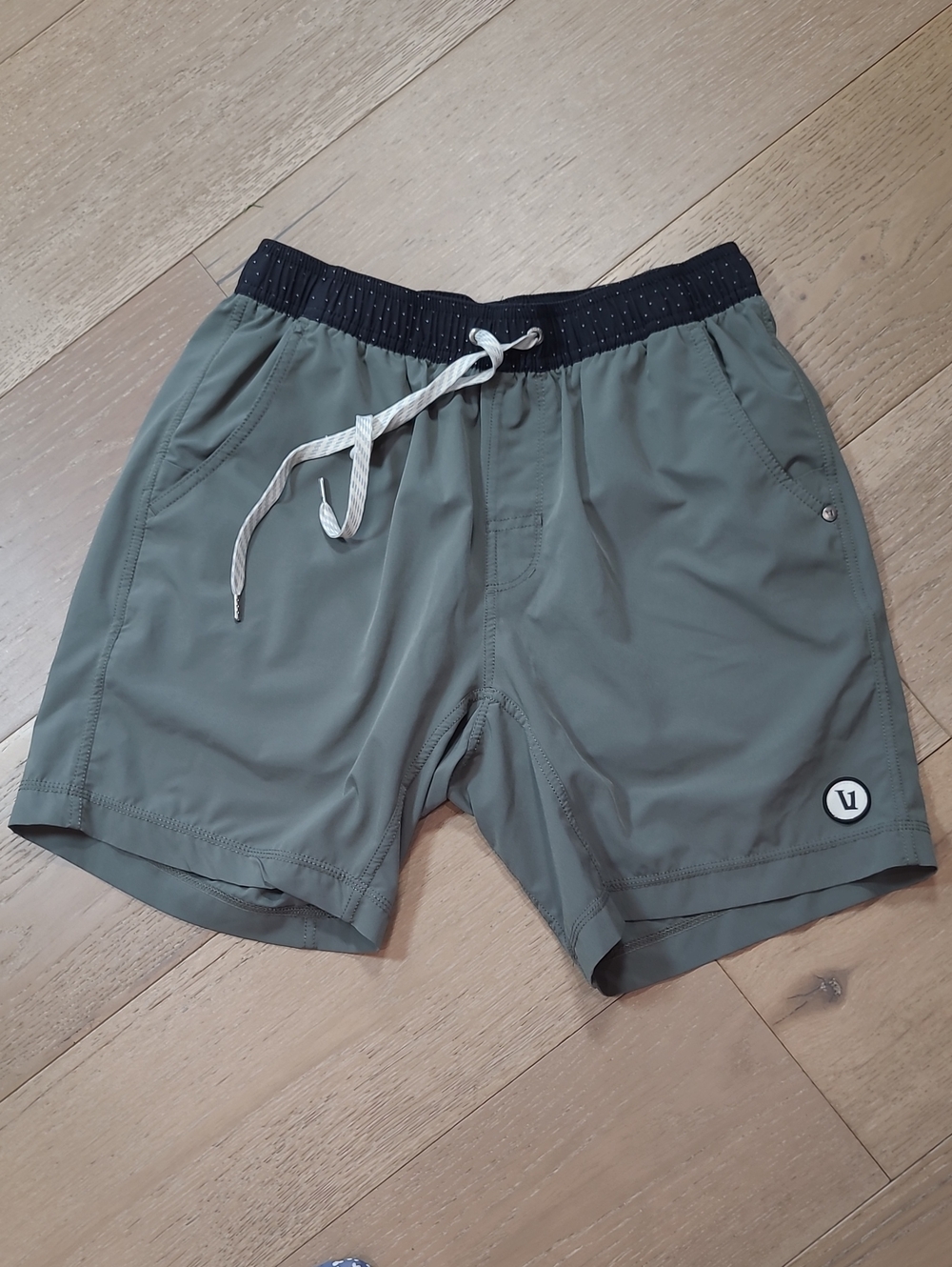 EUC Vuori Kore Shorts Men's sz SM Grey/Green 7" Lined Active Shorts